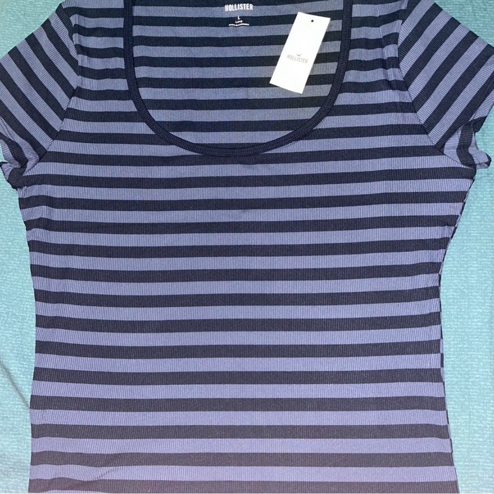 Hollister Women's Blue and Black Striped Tee